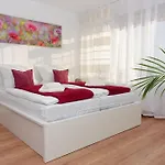 Relax-red Mit Pool Und Sauna * シャイデック